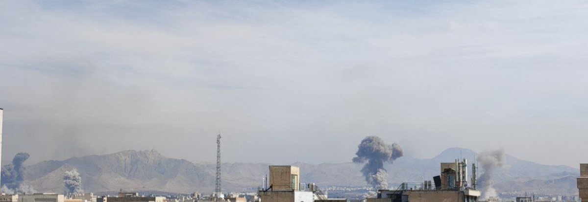 NOW - Intense airstrikes in eastern Tehran,
One sources counted over 25 blasts.
#Tehran Province, #Iran