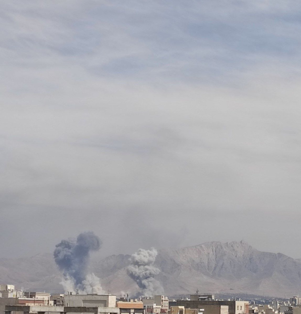 NOW - Intense airstrikes in eastern Tehran,
One sources counted over 25 blasts.
#Tehran Province, #Iran