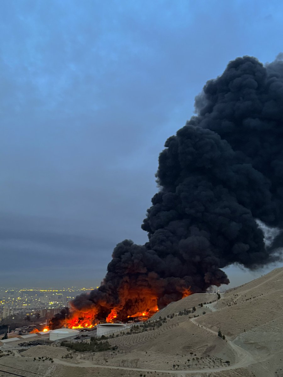 Una instalación de almacenamiento de combustible en el distrito de Shahran, al oeste de Teherán, sigue ardiendo a las 0327Z.