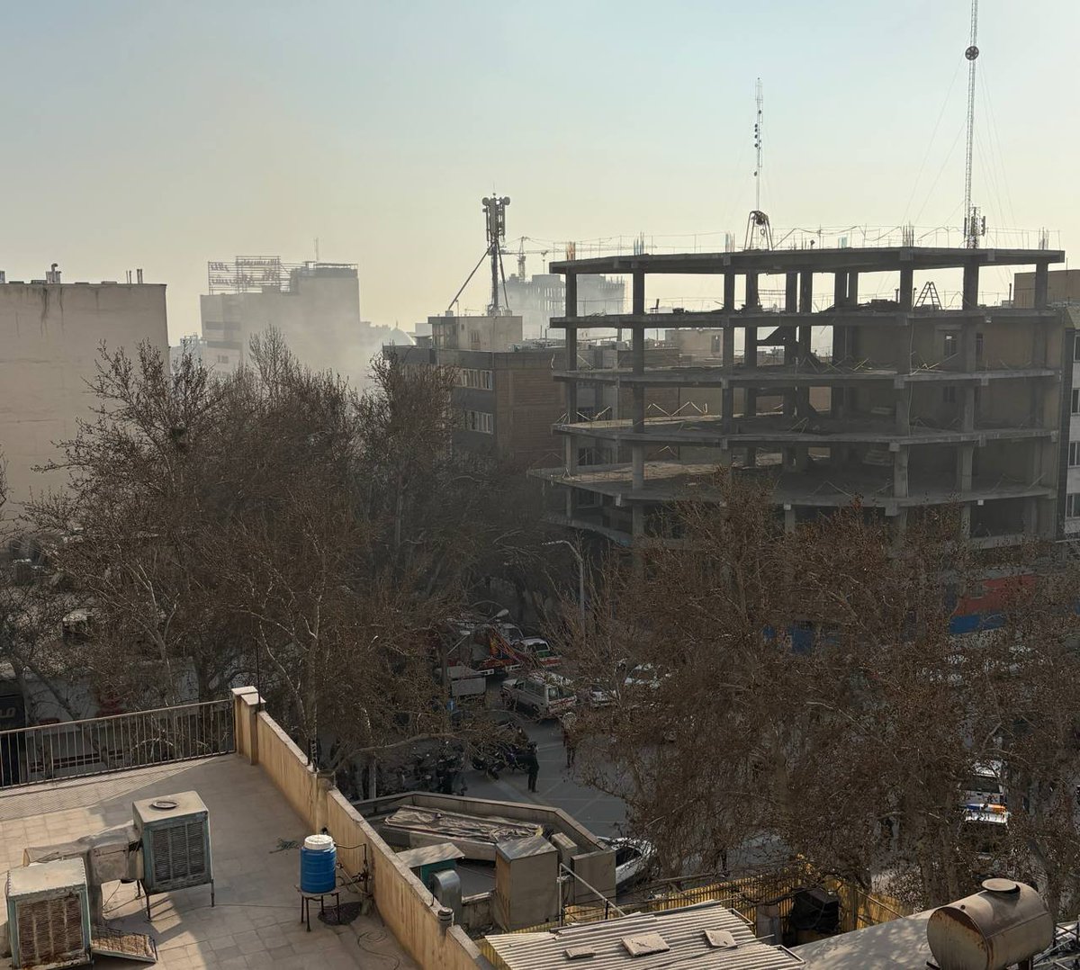 'پایگاه بسیج میدان رسالت #تهران رو زدند'
تصاویر دریافتی، دوشنبه ۱۸ اسفند
شهروندی هم نوشته بود: 'خیابان رسالت، پایینتر از فرجام، داخل خیابان جاجرودی، ناحیه مقاومت بسیج کربلا ساعت ۱۴:۳۰ هدف سه تا بمب قرار گرفت.'
#Iran #Tehran