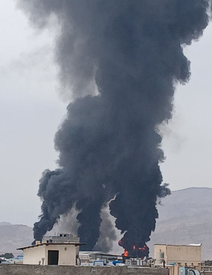 Metraje compartido en redes sociales muestra presuntamente las secuelas de un ataque a un tanque de combustible cerca del aeropuerto de Kerman en Irán.