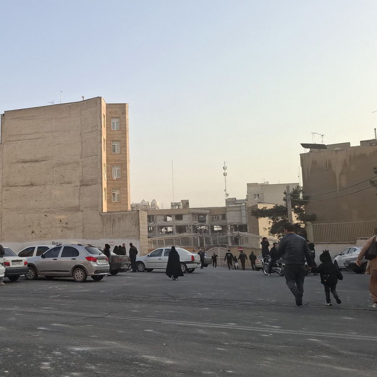 غارة جوية استهدفت مبنى يقال إنه مملوك لوزارة الاستخبارات الإيرانية (MOIS) بالقرب من محطة مترو أستاذ معين في غرب طهران.