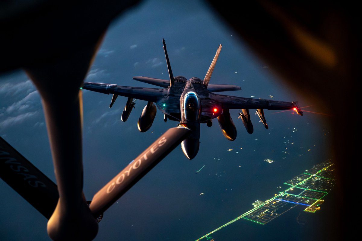מטוס תדלוק KC-135 Stratotanker של חיל האוויר האמריקאי מתדלק מטוס F/A-18F Super Hornet של הצי האמריקאי מעל המזרח התיכון במהלך מבצע Epic Fury.