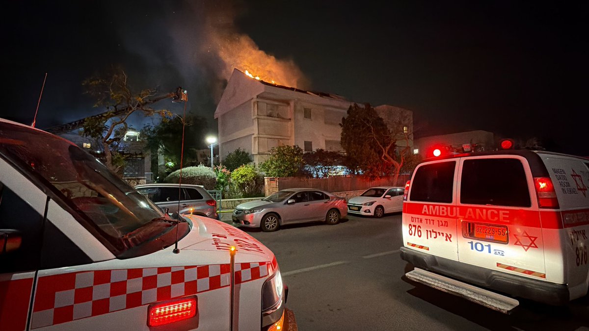 The IDF says it is investigating the circumstances of the impacts in central Israel this evening after Iran launched a ballistic missile with a cluster bomb warhead.
Suspected missile fragments or cluster munitions sparked a fire on the roof of a building in Shoham, caused damage to a highway, and damaged cars in Rishon Lezion, according to rescue services.