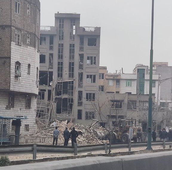 דווח על ניסיון סיכול ממוקד לכאורה בכביש בגרי ליד הכניסה לחאג'ני במזרח טהרן, איראן, עם מדיה ממקור @Mamlekate.