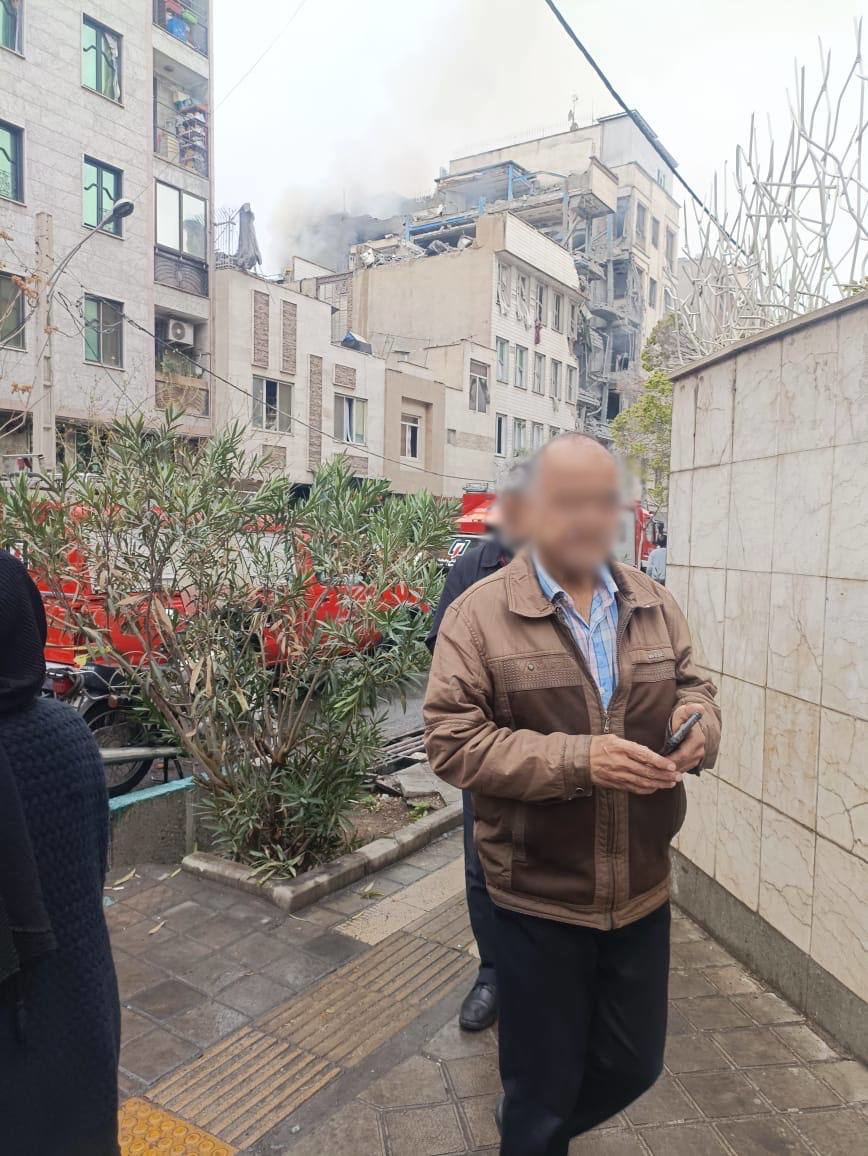 بنا بر پیام دریافتی همراه با تصاویر: یک ساختمان در محله تهران‌نو #تهران ظهر امروز دوشنبه ۲۵ اسفند هدف حمله قرار گرفته شد.
 #Iran #Tehran