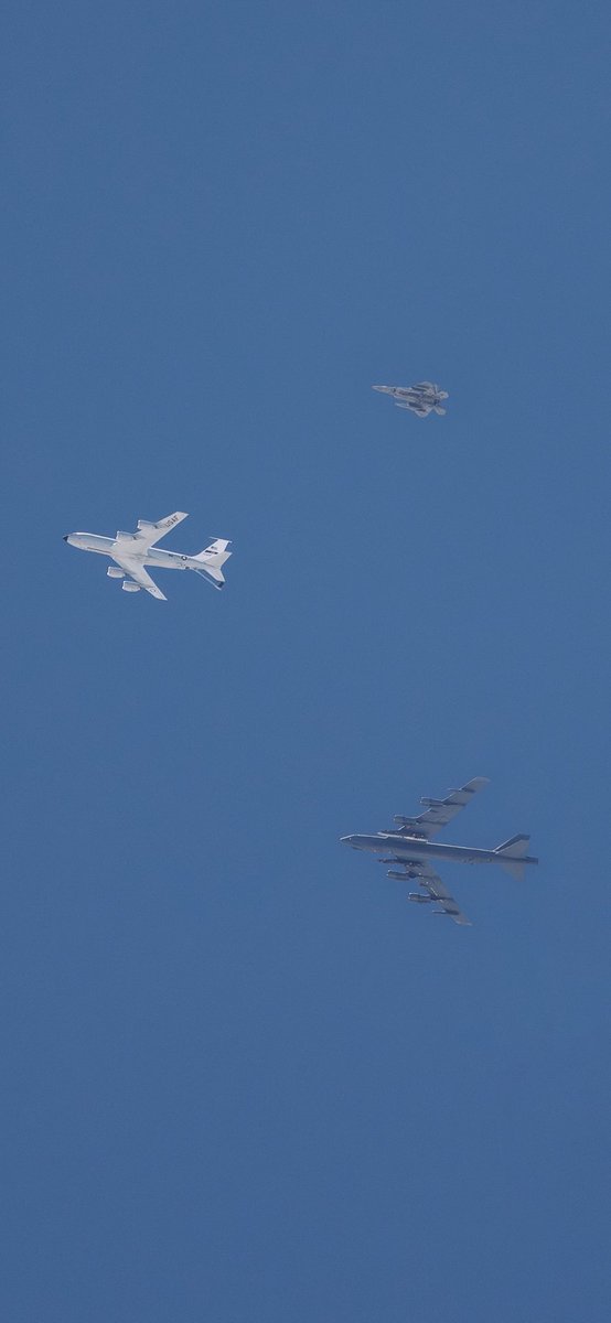 AGM-181 en pilón? 👀 Tweet citado de @JarodMHamilton: 'Solo en Edwards, podrías encontrar una formación como esta'