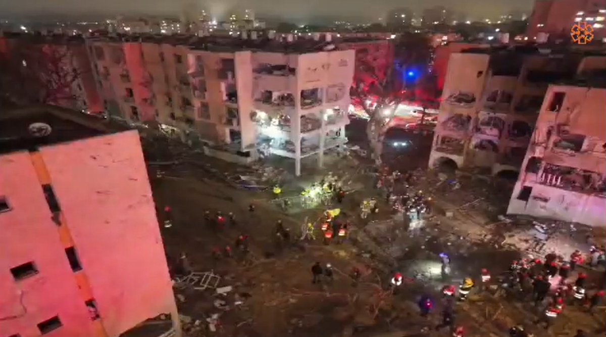 Retuiteado por @hey_itsmyturn de @vcdgf555: Impacto de TBM, Arad, Israel, Cráter: 31.258774, 35.207979, a una cuadra del centro comercial Arad, a 5 km de una base militar. Tweet citado de @ZvikaKlein:…