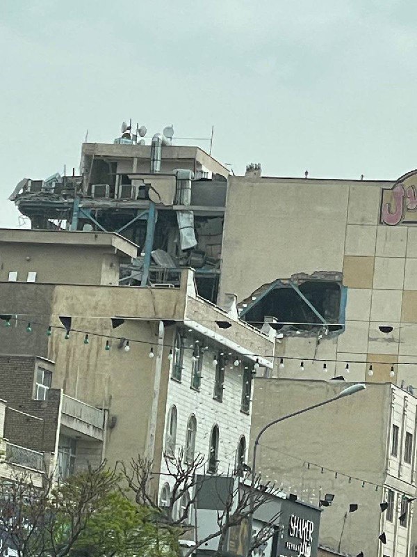 أصابت غارة جوية مبنى جلال في شارع بيروزي شرق طهران، وُصفت بأنها اغتيال مستهدف.