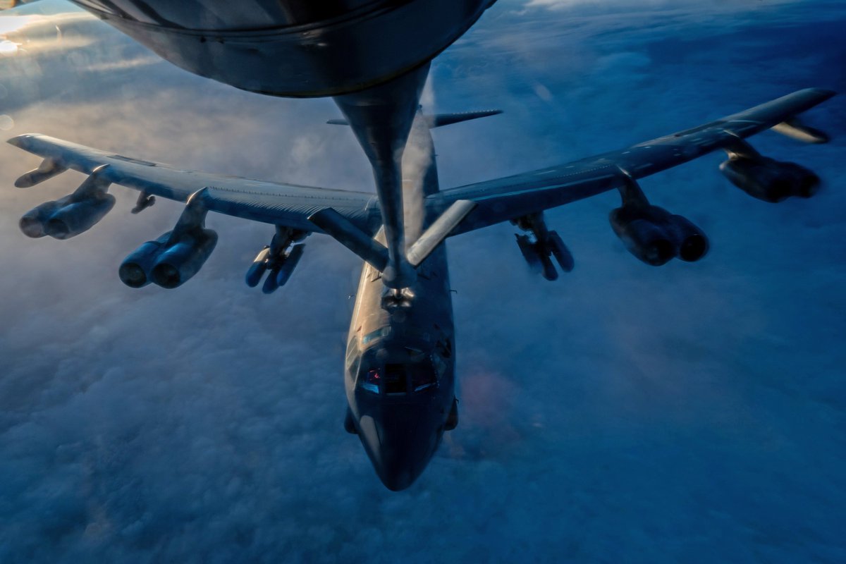 CENTCOM מפרסמת תמונה של B-52 סטרטופורטרס המקבל תדלוק באוויר במהלך משימה קרבית למבצע זעם אפי ב-20 במרץ 2026.