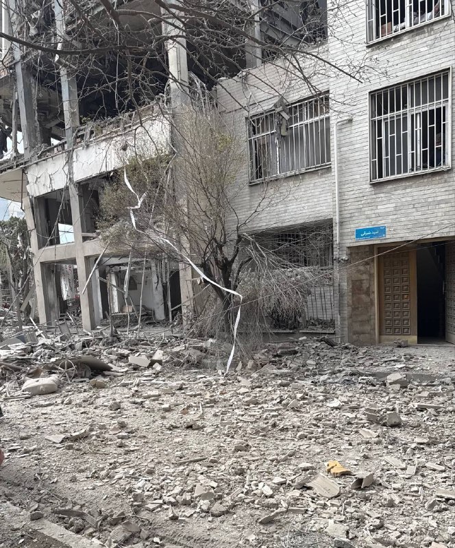Un ataque aéreo alcanzó un edificio en el área del callejón sin salida East Omid de Teherán en las coordenadas 35.768, 51.4756.