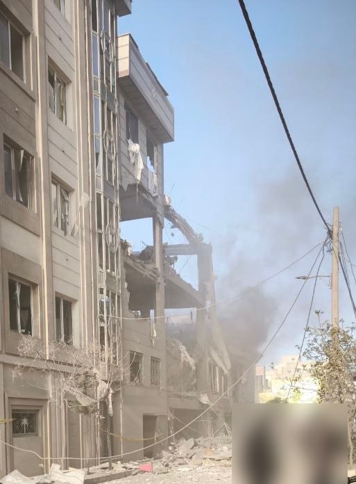 Earlier @ 0215Z -
Building targeted on 42nd Street, Tehransar, Moghadasi Alley according to citizen reports.
(Via @Vahid)
Tehran Province, #Iran