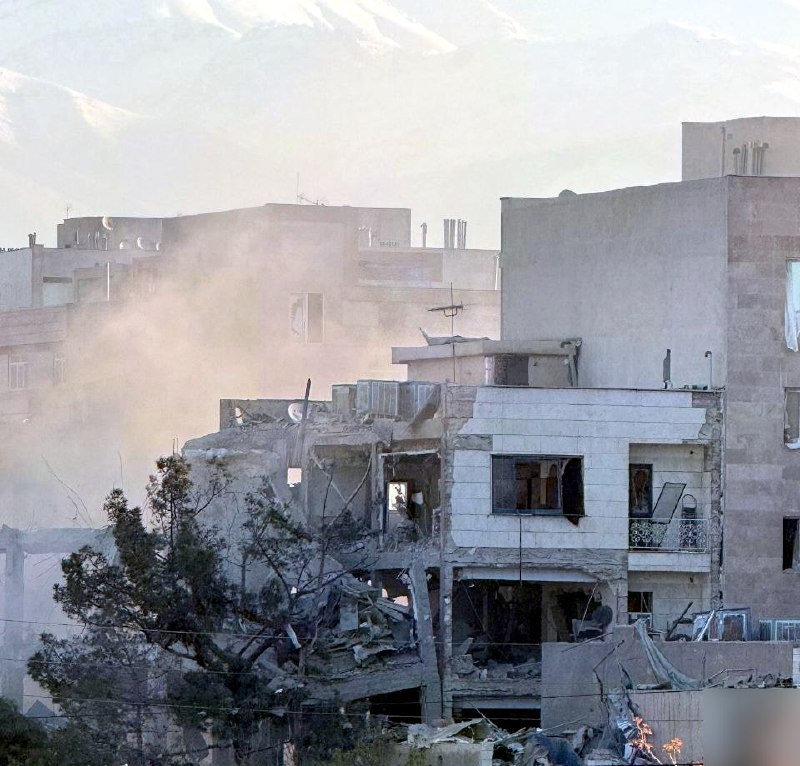 Un edificio en la Calle 42 en el Callejón Moghadasi de Tehransar fue atacado, según informes ciudadanos.