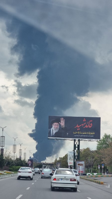 حريق كبير قرب مطار مشهد في محافظة خراسان رضوي، إيران، مشتعل منذ 20 دقيقة مع ألسنة لهب مرئية تشير إلى انفجار مصدر وقود.