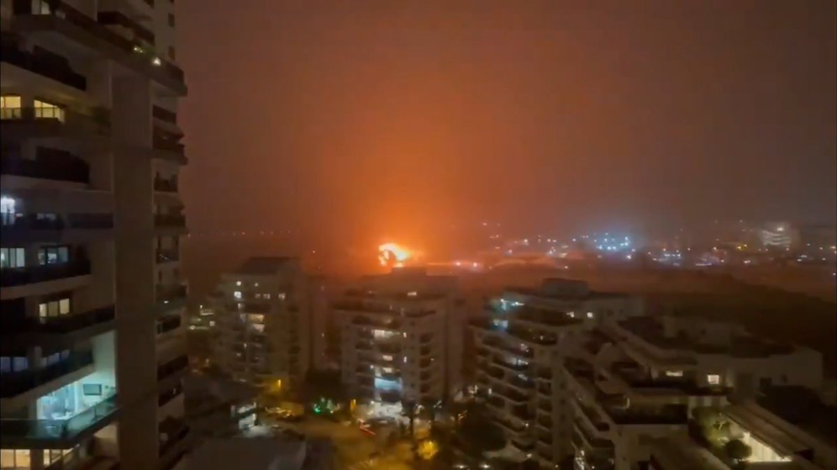 Un video muestra un misil balístico iraní impactando en la ciudad israelí de Petah Tikva.