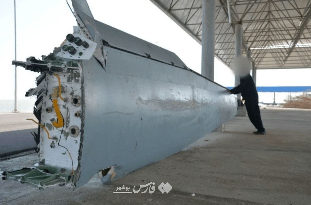 صید پهپاد آمریکایی در دریای خلیج‌فارس

🔹صیادان بندر دیر، لاشه پهپاد MQ-9 آمریکایی که توسط سامانه های پدافندی در استان بوشهر مورد اصابت قرار گرفت و در خلیج فارس سقوط کرده بود را از دریا خارج کردند.