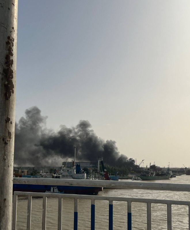 Múltiples explosiones golpearon el astillero Shahid Mousavi en Khorramshehr, Irán, causando graves daños.
