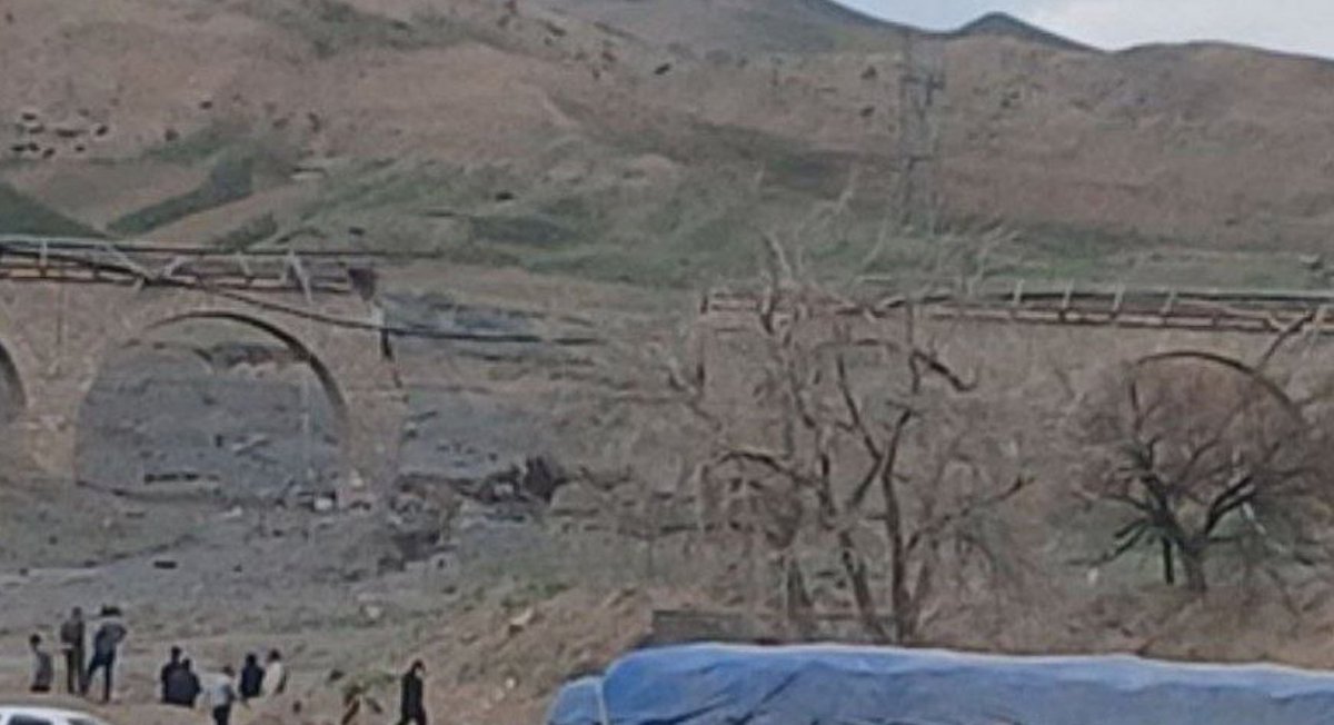 تصاویر نشان می‌دهد که پل راه‌آهن قافلانکوه در استان آذربایجان شرقی، ایران هدف قرار گرفته است، با ارائه مختصات جغرافیایی.