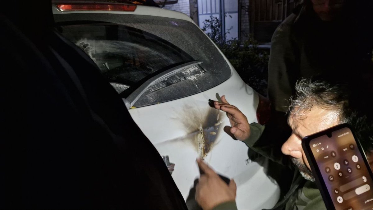 Dos artefactos explosivos improvisados a base de gas detonaron en el Distrito 10 de Teherán, causando daños menores a tres casas y dos vehículos, y hiriendo levemente a tres personas.