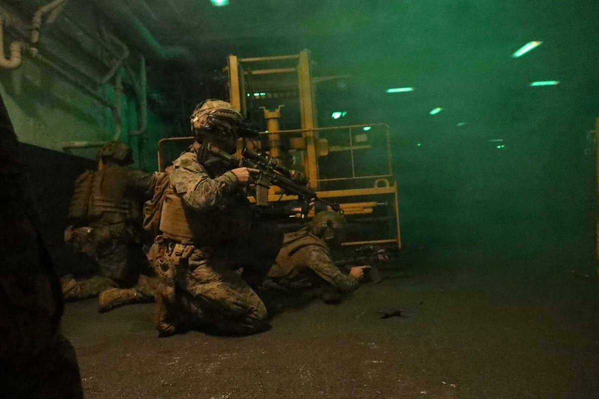 Los infantes de marina de EE.UU. perfeccionan tácticas de combate en espacios cerrados en el USS Tripoli en el mar Arábigo mientras el barco aplica un bloqueo de puertos iraníes.
