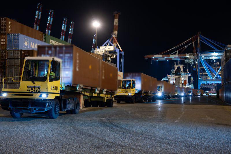 The Defense Ministry announces that two ships carrying 6,500 tons of US military equipment, including munitions and armored vehicles, docked at Haifa and Ashdod ports.