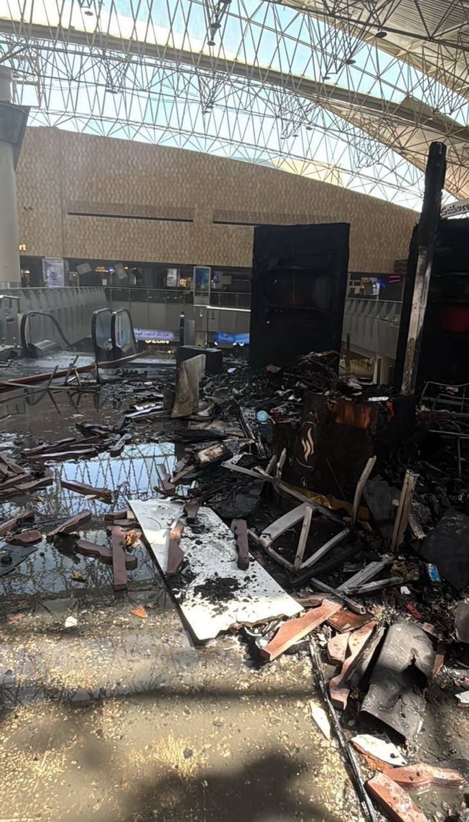 لدي استفسار ⁉️‼️

ألم تقل القيادة المركزية الأمريكية إنها أسقطت بنجاح جميع الصواريخ التي استهدفت القواعد الأمريكية في الكويت؟؟

حسنا لماذا لا تحمي أيضا المنشآت المدنية الكويتية من الهجمات الإيرانية؟

هذا حال مطار الكويت الدولي!