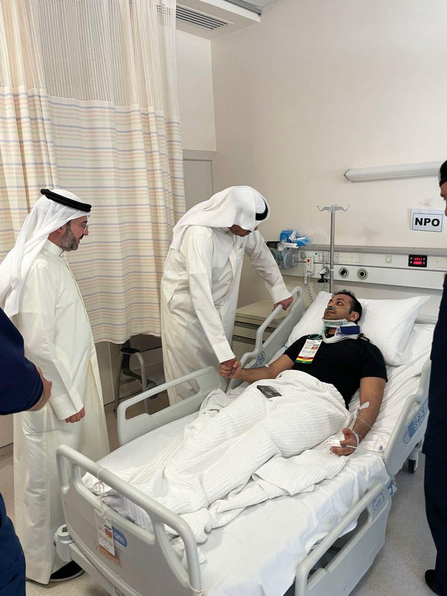 معالي #وزير_الدفاع يطمئن على الحالة الصحية للمصابين
 
قام معالي وزير الدفاع الشيخ عبدالله علي عبدالله السالم الصباح ، بزيارة المصابين جراء استهداف المنشآت المدنية والحيوية ومنها مطار الكويت الدولي فجر اليوم ، وذلك للاطمئنان على حالتهم الصحية ومتابعة ما يقدم لهم من رعاية طبية.