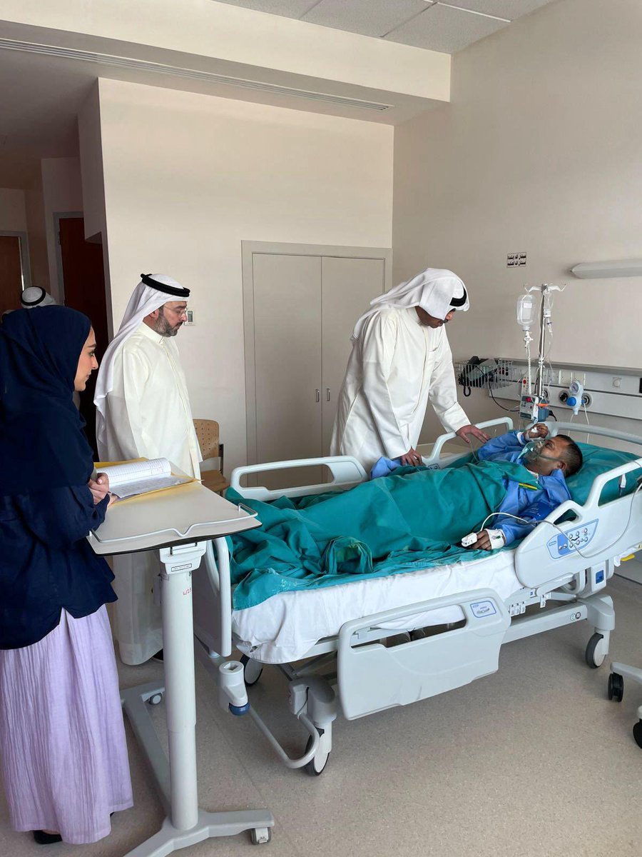 معالي #وزير_الدفاع يطمئن على الحالة الصحية للمصابين
 
قام معالي وزير الدفاع الشيخ عبدالله علي عبدالله السالم الصباح ، بزيارة المصابين جراء استهداف المنشآت المدنية والحيوية ومنها مطار الكويت الدولي فجر اليوم ، وذلك للاطمئنان على حالتهم الصحية ومتابعة ما يقدم لهم من رعاية طبية.