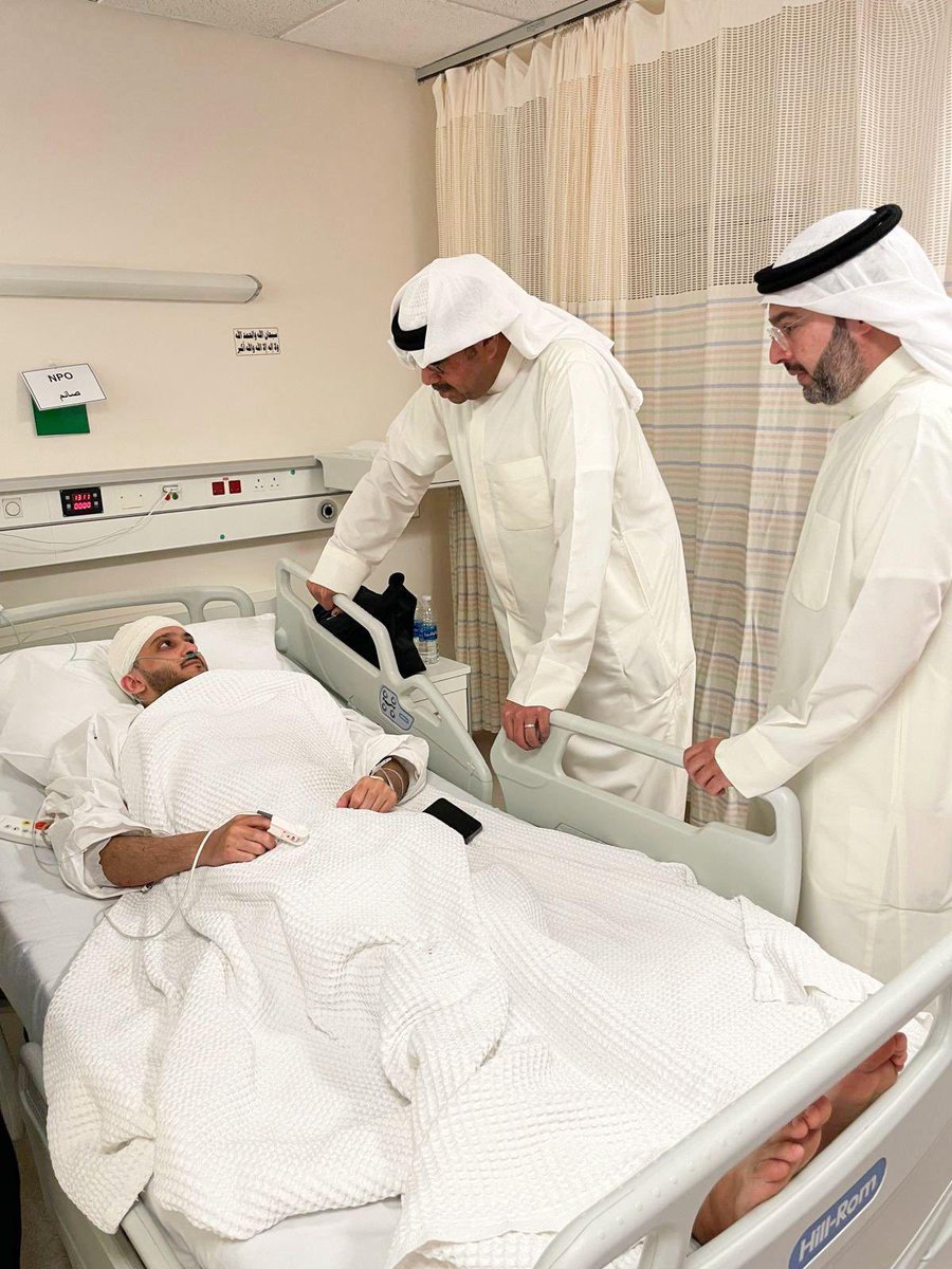 معالي #وزير_الدفاع يطمئن على الحالة الصحية للمصابين
 
قام معالي وزير الدفاع الشيخ عبدالله علي عبدالله السالم الصباح ، بزيارة المصابين جراء استهداف المنشآت المدنية والحيوية ومنها مطار الكويت الدولي فجر اليوم ، وذلك للاطمئنان على حالتهم الصحية ومتابعة ما يقدم لهم من رعاية طبية.