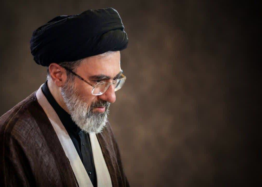 ‌‌♦️فوری♦️
 تصویر جدید از رهبر معظم انقلاب آیت الله سیدمجتبی خامنه‌ای که توسط سایت رسمی رهبری منتشر شد.
به کوری بدخواهان رهبر عزادار در صحت و سلامت کامل الحمدلله