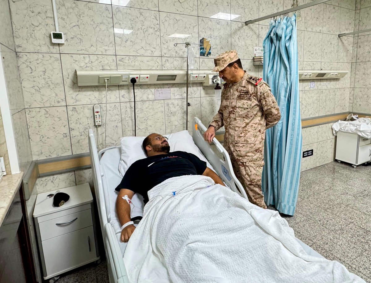 سعادة #رئيس_الأركان العامة للجيش يطمئن على صحة عدد من المصابين من منتسبي القوات المسلحة

قام سعادة رئيس الأركان العامة للجيش الفريق الركن خالد درج سعد الشريعان، بزيارة عدد من المصابين من منتسبي القوة البحرية الكويتية جراء العدوان الإيراني الآثم، للاطمئنان على حالتهم الصحية ،