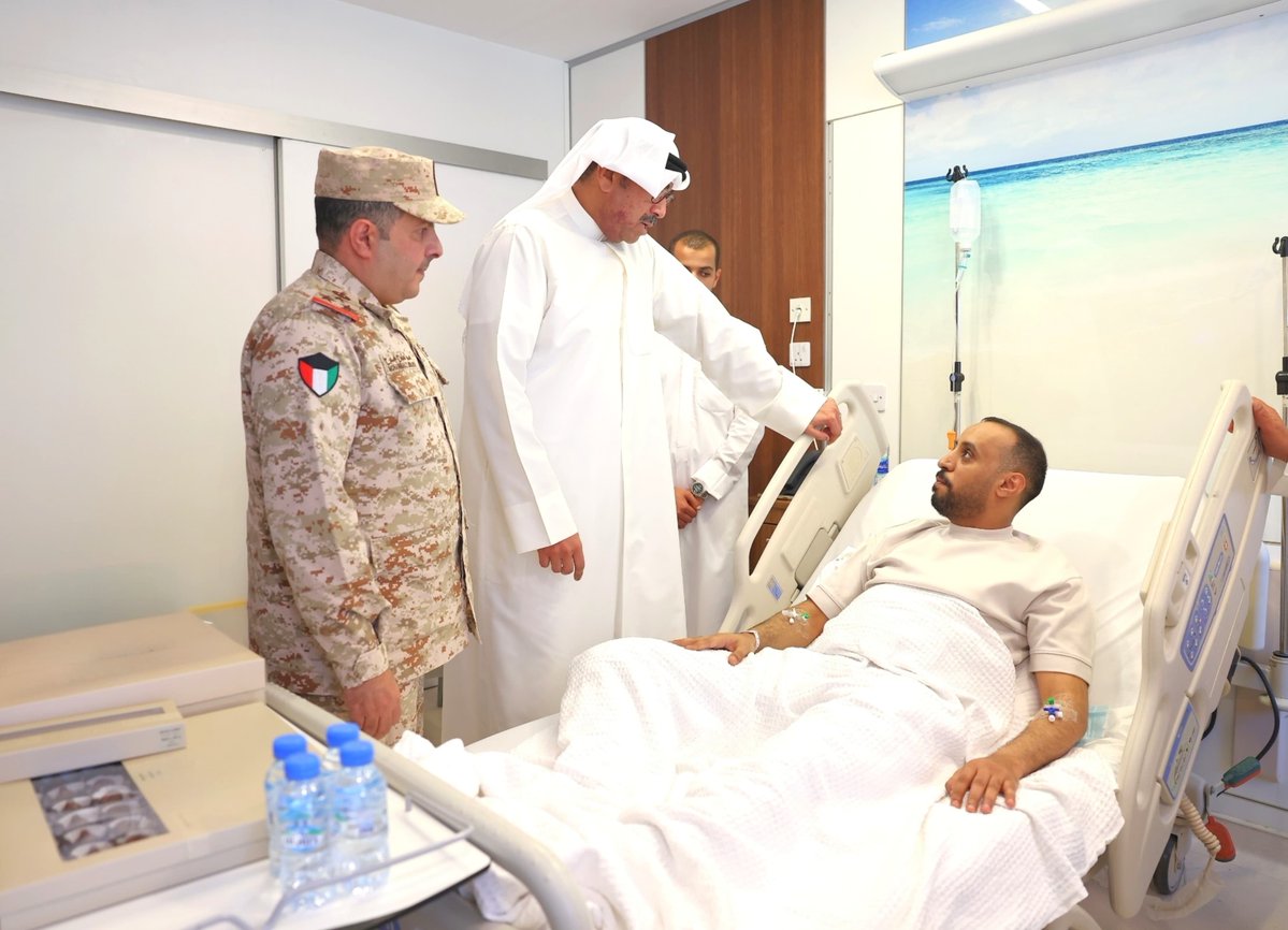 معالي #وزير_الدفاع يطمئن على صحة عدد من المصابين من منتسبي القوات المسلحة
قام معالي وزير الدفاع الشيخ عبدالله علي عبدالله السالم الصباح ، بزيارة عدد من المصابين من منتسبي القوة البرية الكويتية، الذين أُصيبوا جراء استهداف عدد من المنشآت والمعسكرات التابعة للجيش الكويتي ، صباح