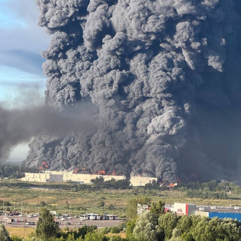 Drones de ataque ucranianos impactaron el segundo centro de distribución más grande del gigante ruso de comercio electrónico Wildberries cerca de Moscú, provocando un incendio masivo y una columna de humo.