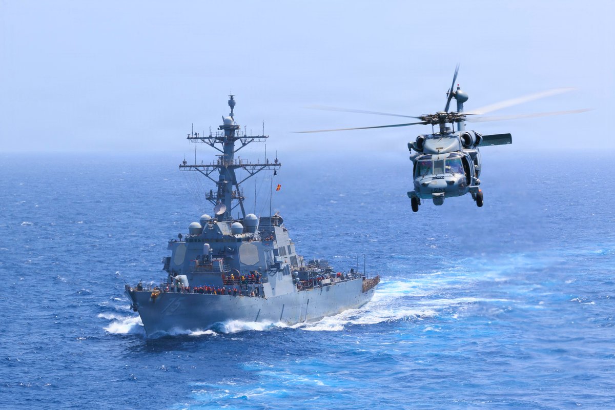 أفادت القيادة المركزية الأمريكية (CENTCOM) أن المدمرة الأمريكية دونالد كوك (DDG 75) وطائرة مروحية من طراز MH-60S Sea Hawk تفرضان حصارًا بحريًا على إيران، حيث أعادتا توجيه 5 سفن تجارية وعطلتا واحدة اعتبارًا من 18 يوليو 2026.