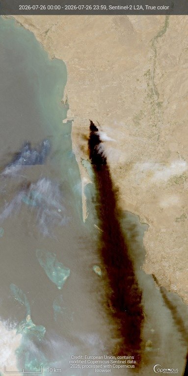 Imágenes satelitales revelan una columna de humo de 70 km de la refinería de ARAMCO en Jizan, Arabia Saudita, más de dos días después de que misiles balísticos Houthi impactaran la instalación.
