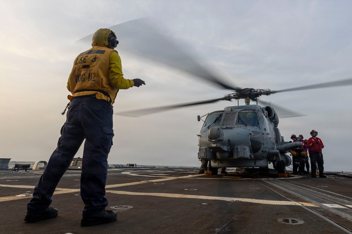 מסוק MH-60R סי-הוק של הצי האמריקאי מוכן לטיסה על סיפון ה-USS מייקל מרפי בתמיכה במצור על איראן