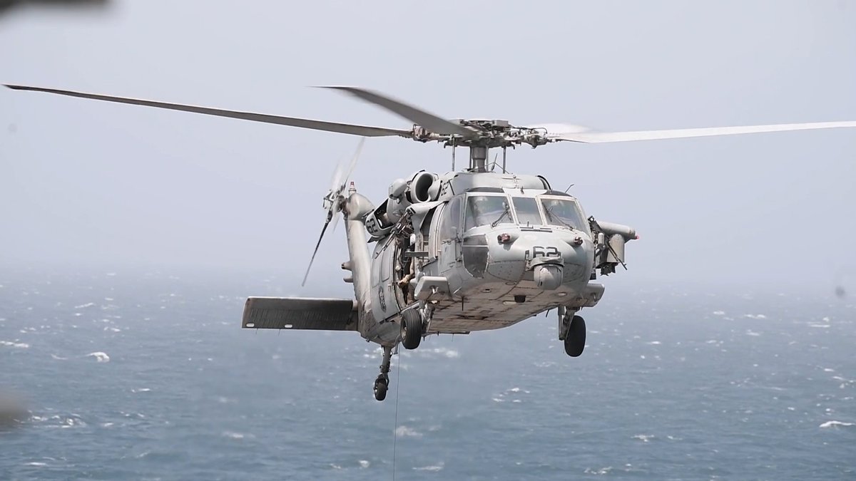 MH-60 של הצי האמריקאי משבית כלי שיט עם טילי הלפייר במפרץ עומאן
