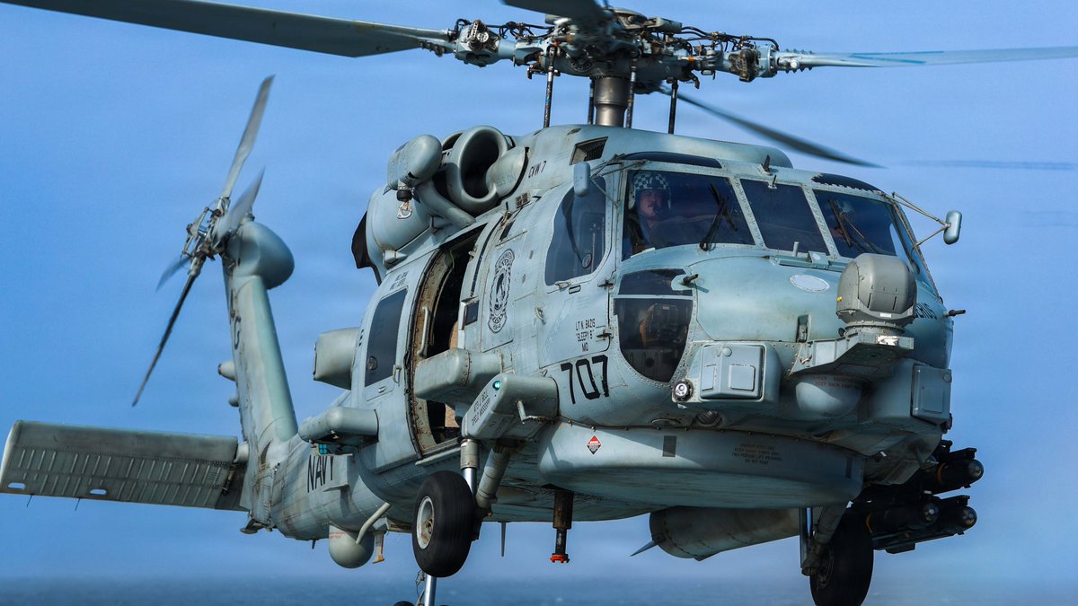 مروحية MH-60 Sea Hawk تابعة للبحرية الأمريكية تفرض الحصار فوق USS Mason