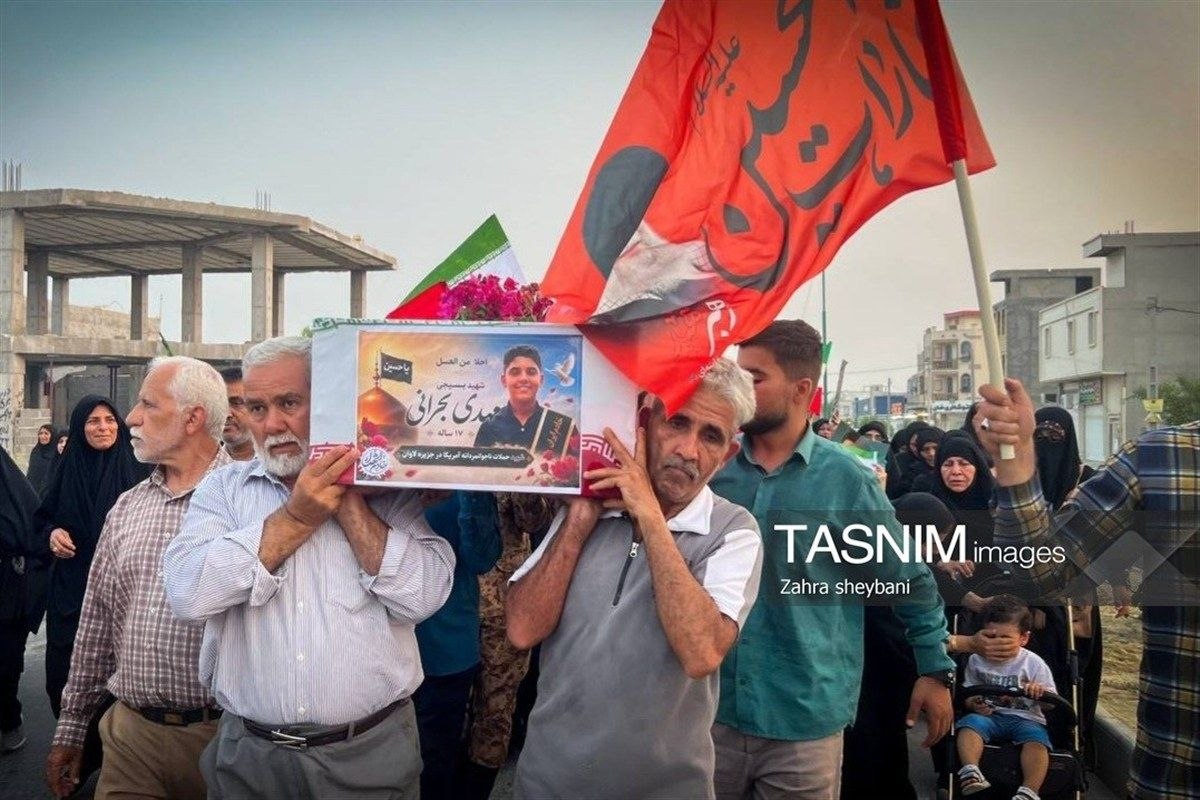 ICYMI:
Mahdi Bohrani, one of the IRGC militants that was killed in Lavan Island was 17 years old.
(Images: IRGC-owned Tasnim News)