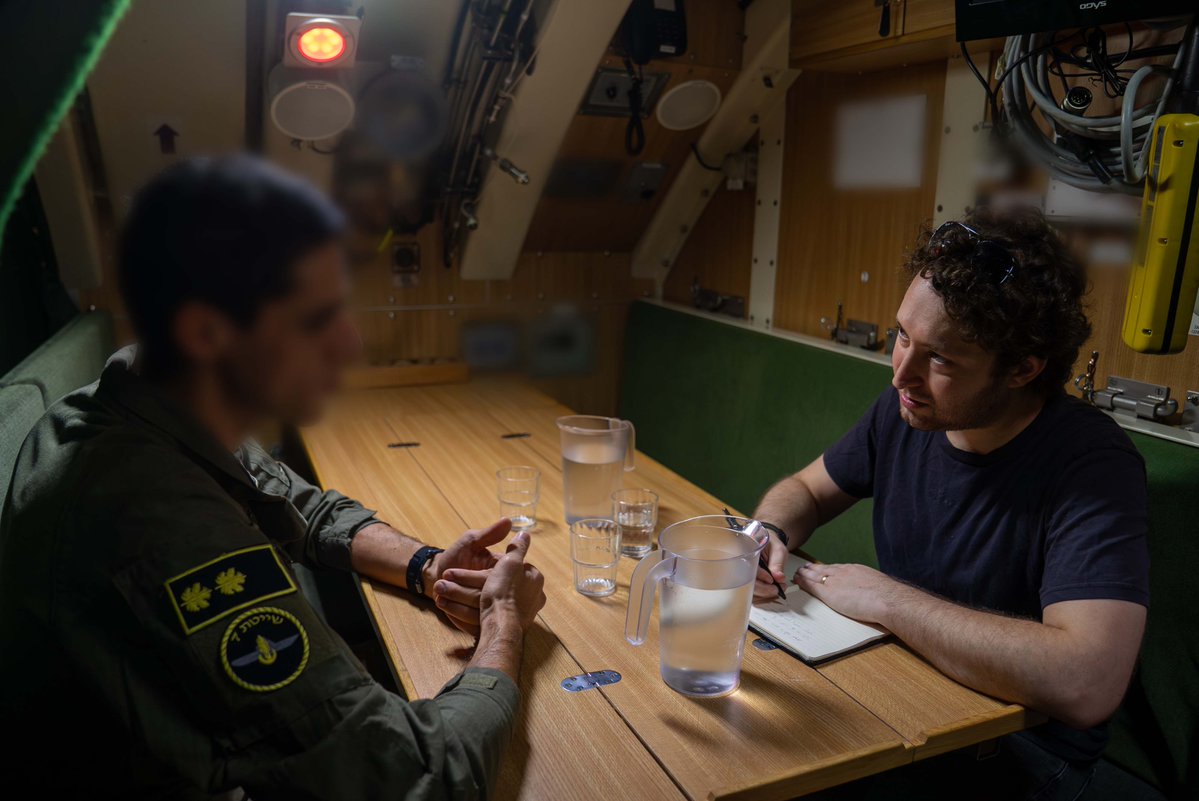 Un periodista visita el INS Drakon antes de la llegada del submarino a Haifa