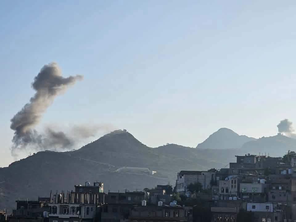 Three strikes on Houthi targets and positions in eastern #Taiz city moments go.
#Yemen