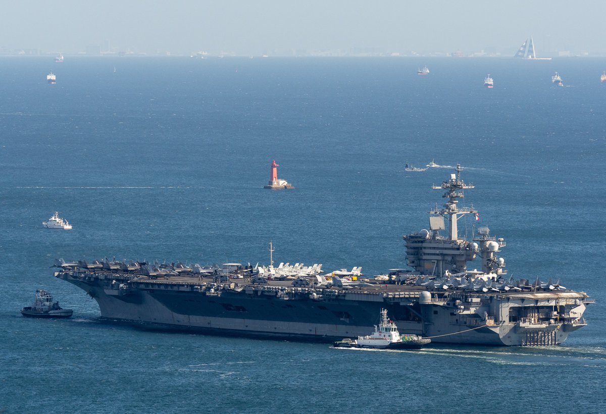 נושאת המטוסים USS תיאודור רוזוולט עוזבת את הבסיס הימי יוקוסוקה
